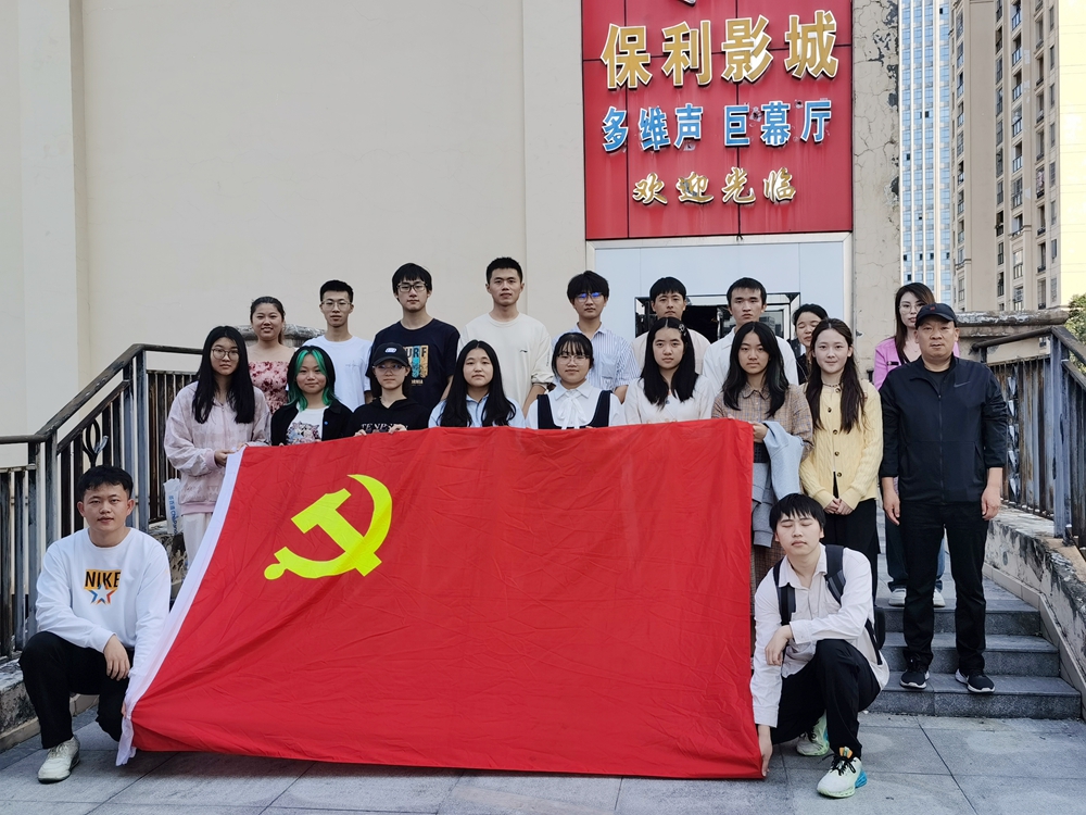 观看红色电影（志原军：存亡之战）.jpg