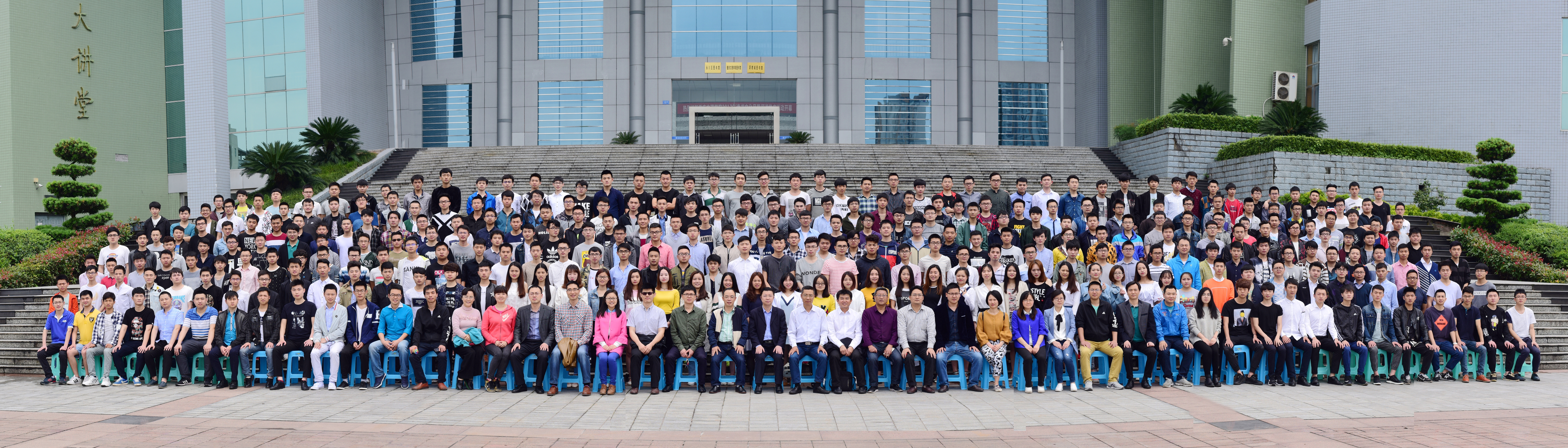 10重庆文理学院2017届机电工程学院年级毕业合影.jpg